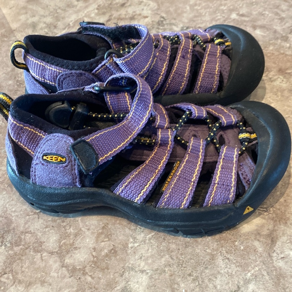 Kids Keens sandals size 10